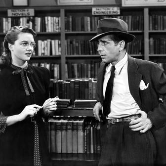 Půvabná dívka z knihkupectví (Dorothy Maloneová) svede Marlowa (Humphrey Bogart) během tří minut.