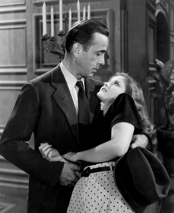 Generálova zhýralá dcera Carmen (Martha Vickersová) se pokusí stojícímu Marlowovi (Humphrey Bogart) sednout do klína.