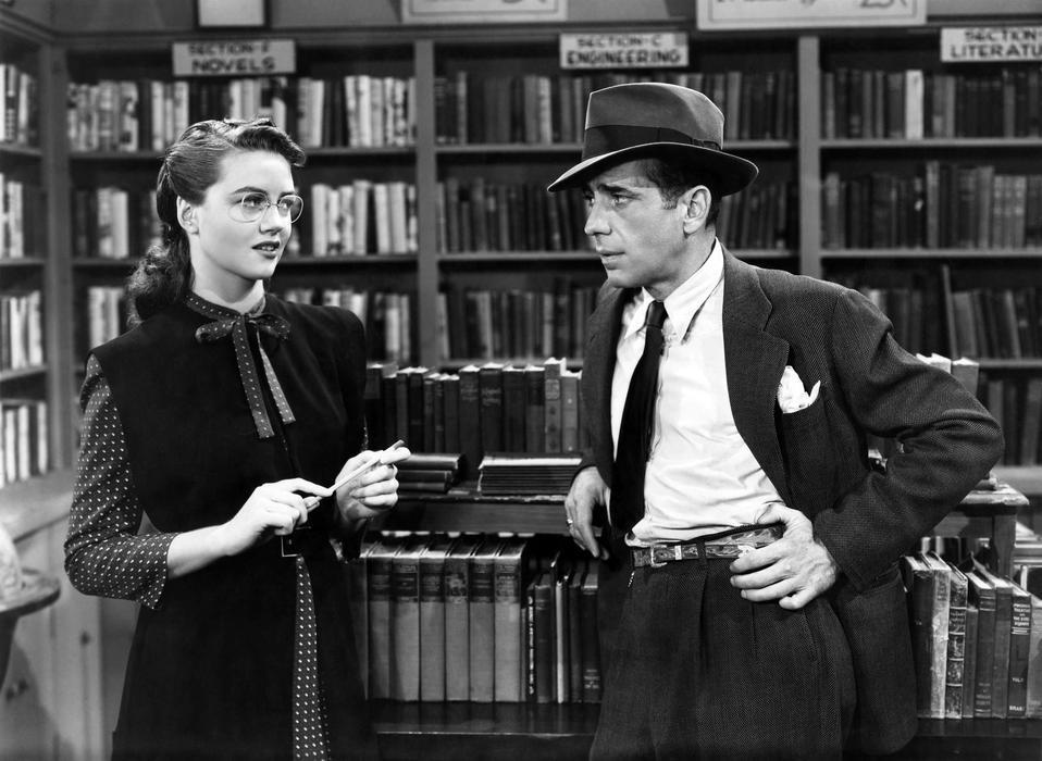 Půvabná dívka z knihkupectví (Dorothy Maloneová) svede Marlowa (Humphrey Bogart) během tří minut.