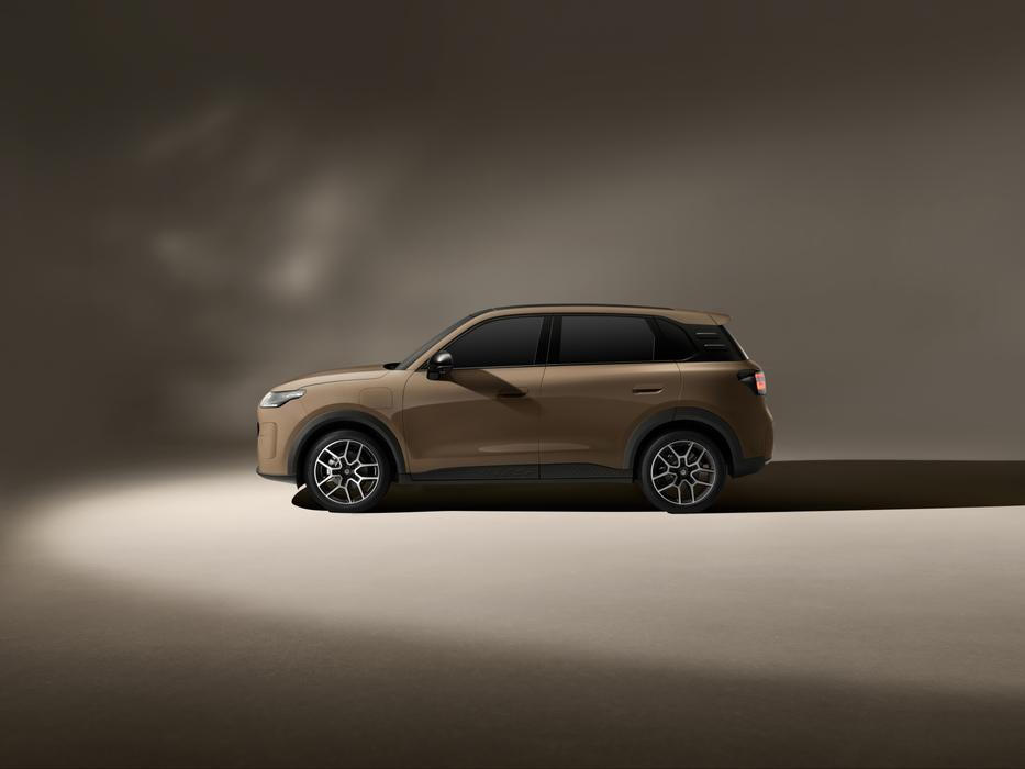 Prodává se totiž od 560 tisíc korun a levnější model mezi malými elektrickými SUV neseženete. Přestože základní verze ujede jen 292 kilometrů.