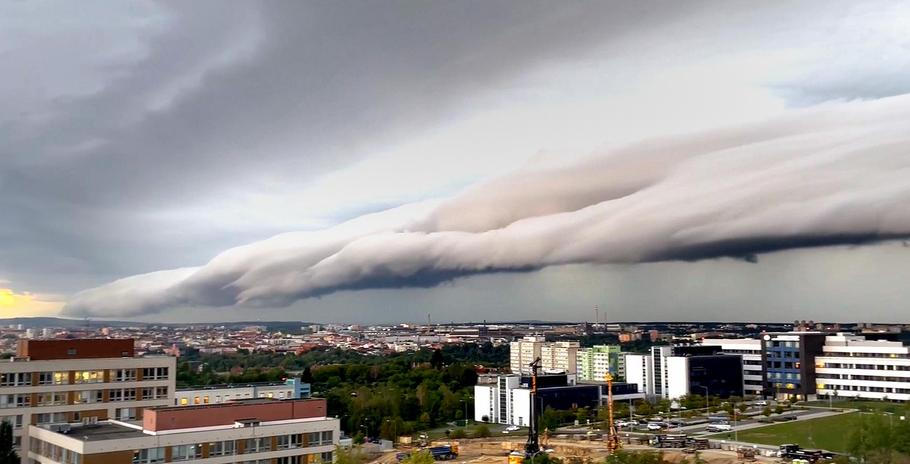 Kamera umístěná nad Fakultní nemocnicí Plzeň zaznamenala příchod bouřkového systému na čele se shelf cloudem,  to je oblačný útvar ve tvaru klínu, který se tvoří na čele postupující bouřky.