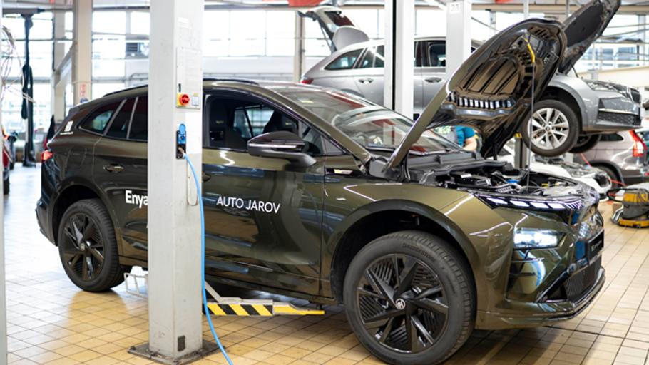 Běžný servis elektroauta se od servisu u spalovacích modelů prakticky neliší. Podstatný rozdíl je jen v tom, že se nemění olej.