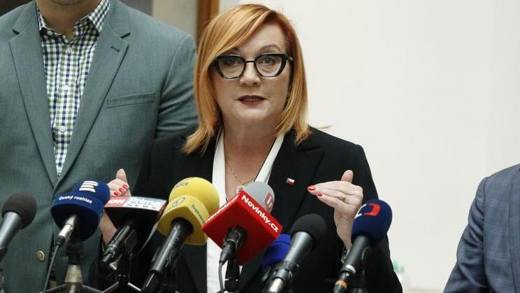 Poslankyně ANO Alena Schillerová ve chvíli, kdy odmítala kritiku opozičních poslanců