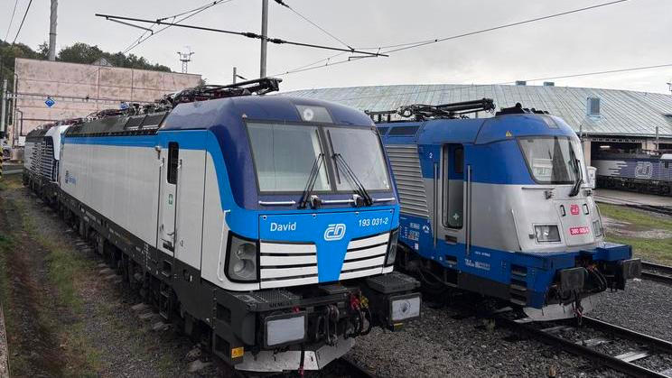 Střídání přišlo nečekaně brzy. Německé stroje Vectron (vlevo) se stávají hlavním hnacím vozidlem Českých drah, naopak lokomotivy Zátopek řady 380 (vpravo) po třinácti letech provozu musí skončit.