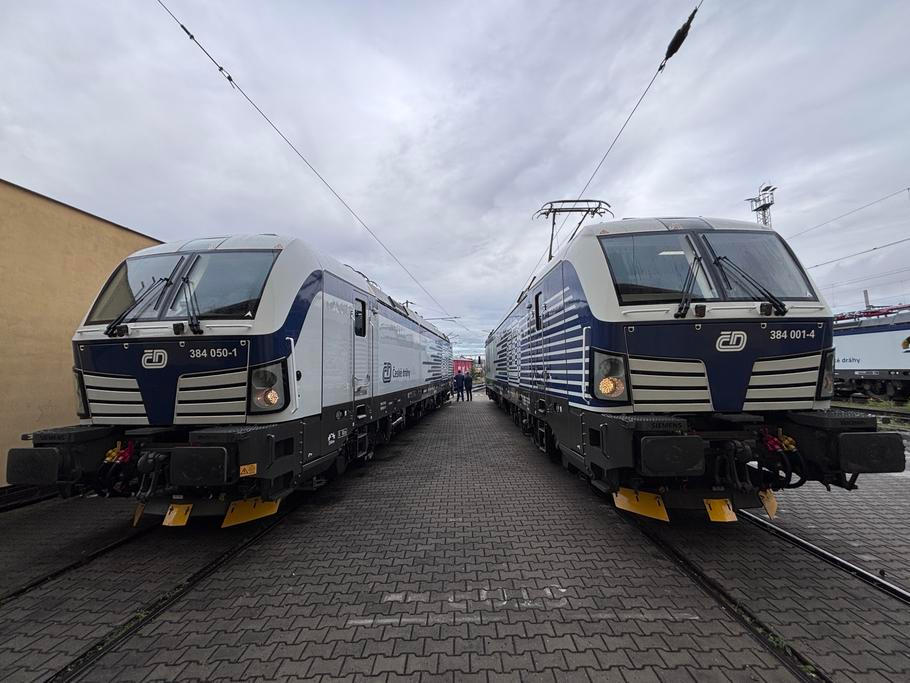 První a poslední (vlevo) stroj Vectron nakoupený od Siemensu v rámci kontraktu za 7,9 miliardy korun. Zatímco ten vpravo je v provozu od září 2025, ten vlevo vyjede během několika dnů. 