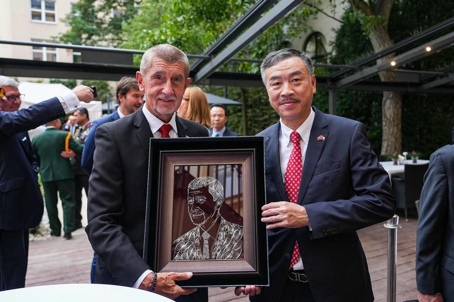 Střípky z oslav 81. výročí vietnamské státnosti pod záštitou vietnamského velvyslance v Praze Duong Hoai Nama. Na recepci přišli premiér Andrej Babiš se svou dcerou Vivien, předseda sněmovny Tomio Okamura a ministr průmyslu a obchodu Karel Havlíček.