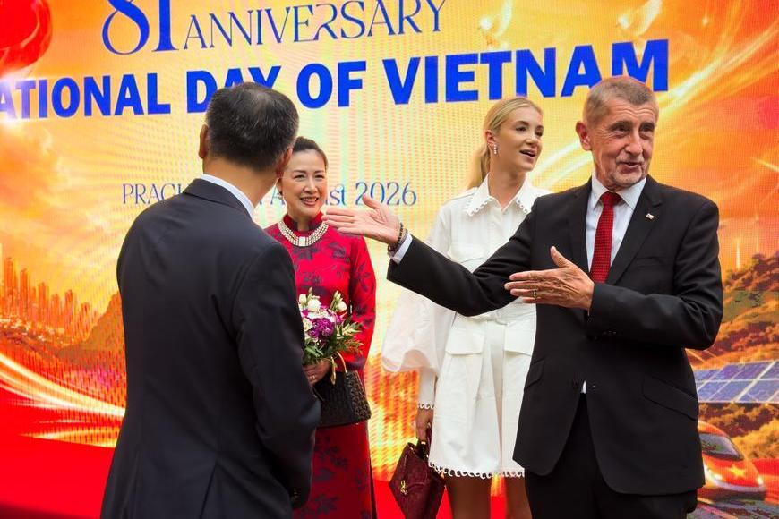 Překvapivá tvář po boku Babiše. I Vietnamci v zákulisí se divili, koho měl s sebou