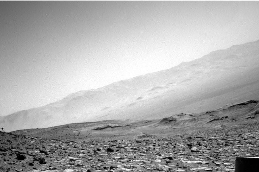 NASA vyfotila na Marsu něco podivného. Tmavá „medúza“ se objevila z ničeho nic