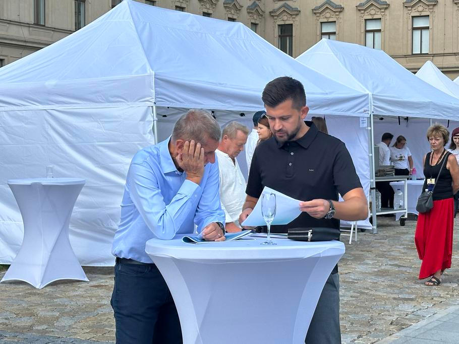 Premiér Andrej Babiš a lídr ANO v Praze Jan Hušbauer během společné schůzky v sobotu na zahradě Úřadu vlády.