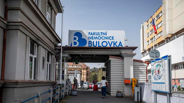 Zdravotníci zřejmě chtěli v závěru císařského řezu ženě zastavit krvácení. Od chirurgického přístroje ale vzplál oheň v době, kdy byla pacientka potřená dezinfekcí. Snímek je ilustrační.