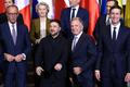 Ukrajinský prezident Volodymyr Zelenskyj stojí vedle vyjednavačů USA Stevea Witkoffa a Jareda Kushnera. Archivní snímek.