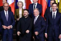 Ukrajinský prezident Volodymyr Zelenskyj stojí vedle vyjednavačů USA Stevea Witkoffa a Jareda Kushnera. Archivní snímek.