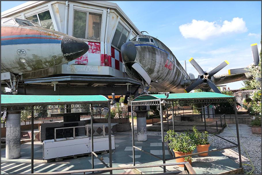 Tupolev Tu-134 a Douglas DC-6 se potkávají u řídící věže. Tady si museli připadat jako v ráji nejen letečtí nadšenci.