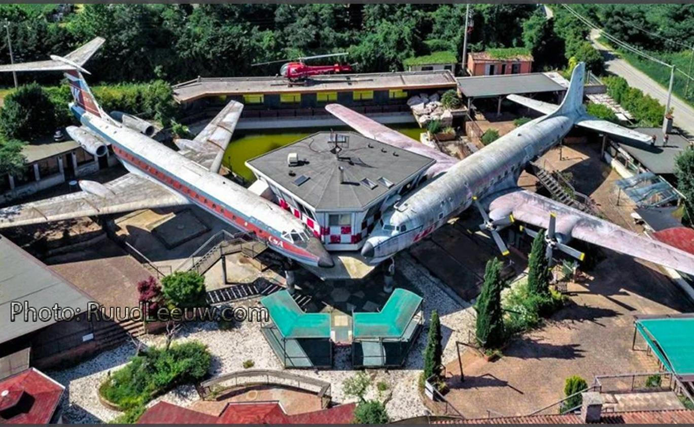 Restaurace, bar, pizzeria, každý víkend diskotéka, o nedělích živá hudba. V restauraci Michelangelo da Vinci bývalo každý den pěkně rušno. 