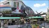 Tupolev Tu-134 a Douglas DC-6 se potkávají u řídící věže. Tady si museli připadat jako v ráji nejen letečtí nadšenci.