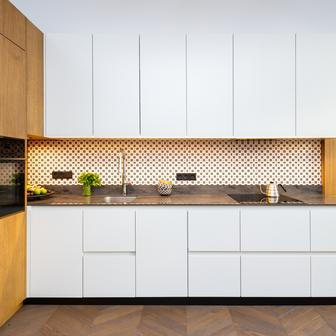Byt v činžovním domě z 30. let byl celý zrekonstruován ve stylu „white walls“, tj. bez podlah, obkladů, dveří a sanity, což byl pro designérku ideální stav.