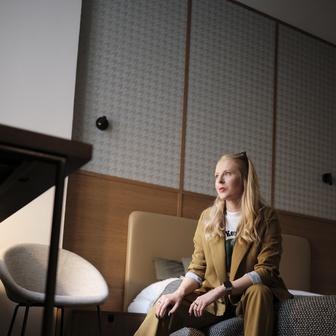 Jana Pařízková působí jako interiérová designérka už více než 10 let. Vystudovala interiérový design a stojí si za tím, že designér má vytvořit především harmonickou a zabydlenou atmosféru prostoru. 