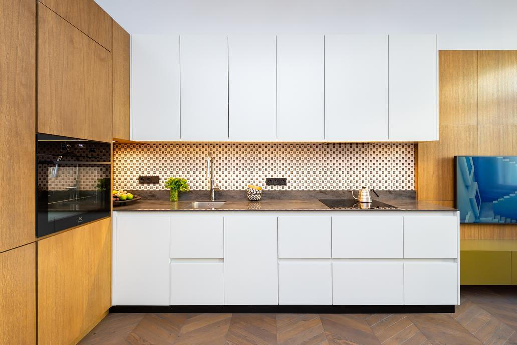 Byt v činžovním domě z 30. let byl celý zrekonstruován ve stylu „white walls“, tj. bez podlah, obkladů, dveří a sanity, což byl pro designérku ideální stav.