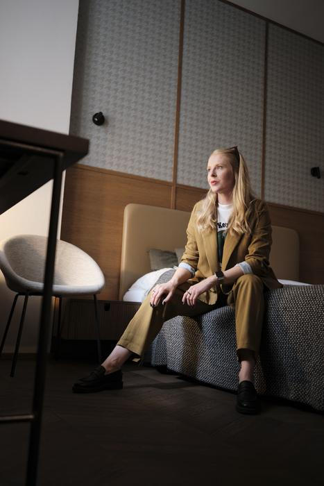 Jana Pařízková působí jako interiérová designérka už více než 10 let. Vystudovala interiérový design a stojí si za tím, že designér má vytvořit především harmonickou a zabydlenou atmosféru prostoru. 