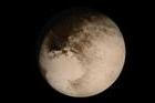 Vědci na snímcích ze sondy New Horizons poprvé objevili obří sesuvy ledu, které se po stěnách kráterů valily i desítky kilometrů.