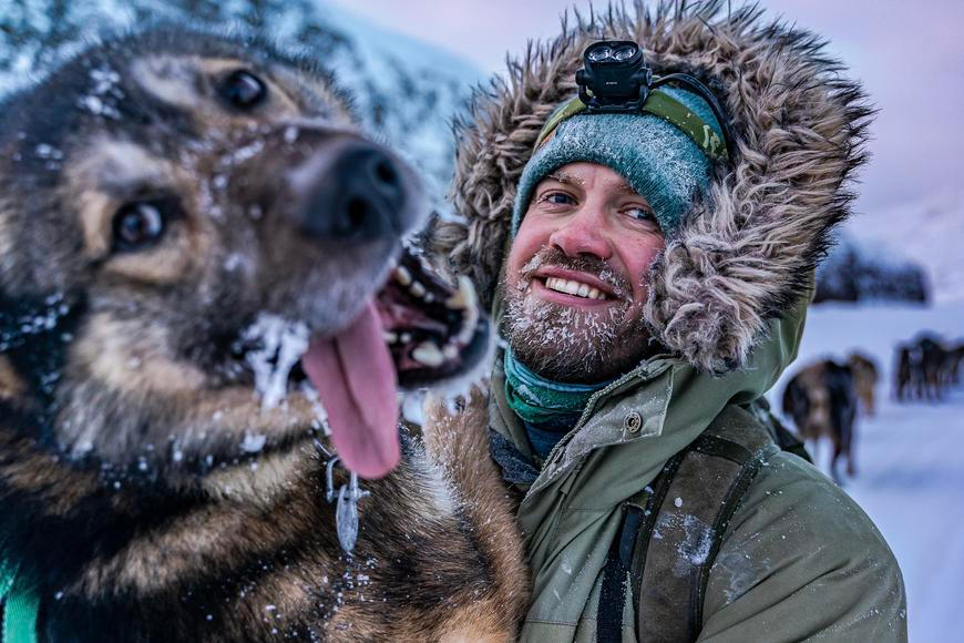 „Ledovce brečí, za polárním kruhem prší.“ Fotograf léta sleduje Arktidu, teď mluví o kolapsu