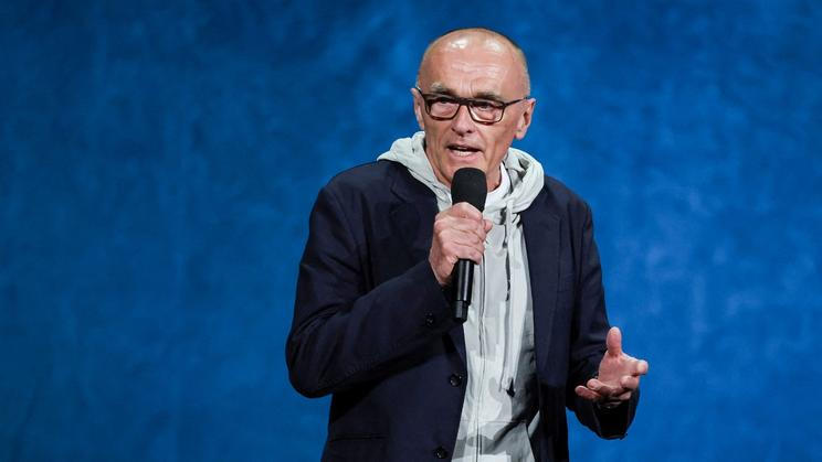 Režisér Danny Boyle letos v dubnu během propagace svého filmu Ink v rámci přehlídky CinemaCon v Las Vegas. Jeho snímek o mediálním magnátovi Rupertu Murdochovi zahájí MFF v Benátkách 2026.