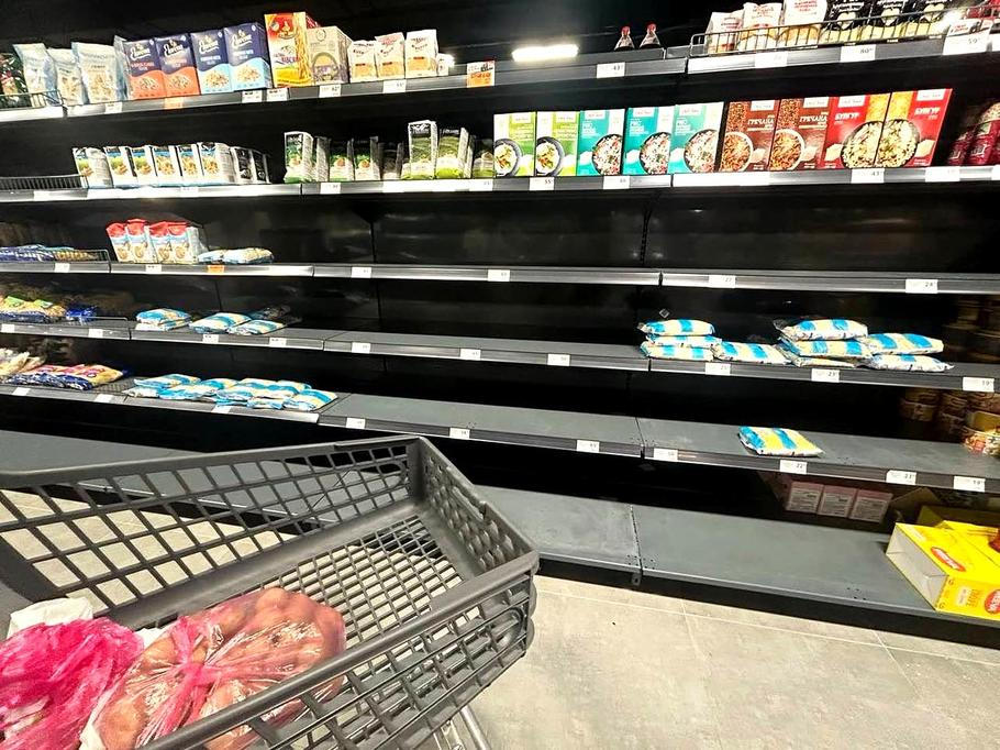 Ruské útoky na supermarkety a sklady způsobují nedostatek některého zboží.