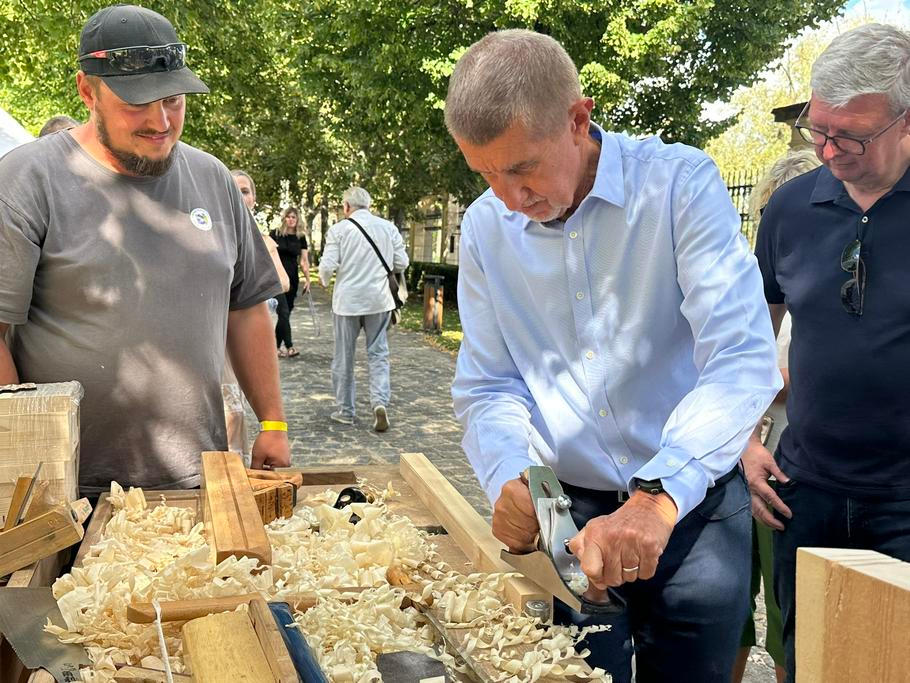Premiér Andrej Babiš vyrazil o víkendu mezi lidi na zahradu Úřadu vlády, kde si vyzkoušel mimo jiné hoblování. Babiš působil většinou zasmušile, ale přesto si s mnoha lidmi podal ruku, fotil se s nimi nebo se zastavoval u stánků s různými řemesly.