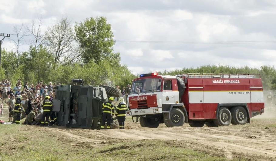 Vozidlo Tadeas 4x4 nevybralo levotočivou zatáčku po sjezdu z několik metrů vysokého pahrbku a převrátilo se na pravý bok.