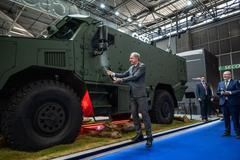 Křest vozidla Tadeas 4x4 proběhl teprve v červnu na veletrhu Eurosatory 2026 (na snímku). Dynamická ukázka ve Vojenském technickém muzeu Lešany byla první příležitostí, kdy novou techniku v pohybu mohla vidět i česká veřejnost.