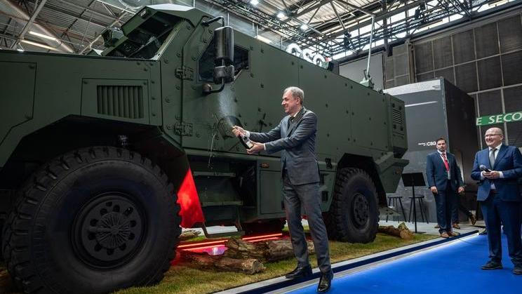 Křest vozidla Tadeas 4x4 proběhl teprve v červnu na veletrhu Eurosatory 2026 (na snímku). Dynamická ukázka ve Vojenském technickém muzeu Lešany byla první příležitostí, kdy novou techniku v pohybu mohla vidět i česká veřejnost.