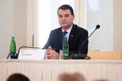 Ministr zahraničních věcí Petr Macinka (Motoristé).