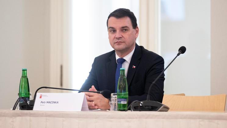 Ministr zahraničních věcí Petr Macinka (Motoristé).