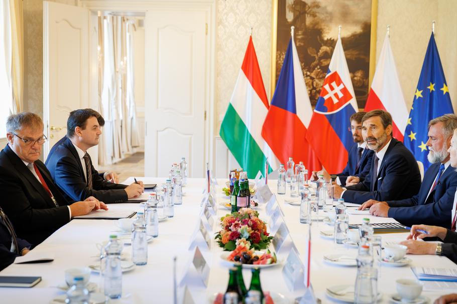 Petr Macinka dorazil do Tomášova nedaleko Bratislavy na jednání ministrů zahraničí V4. Skupina se na ministerské úrovni sešla po více než dvou letech.