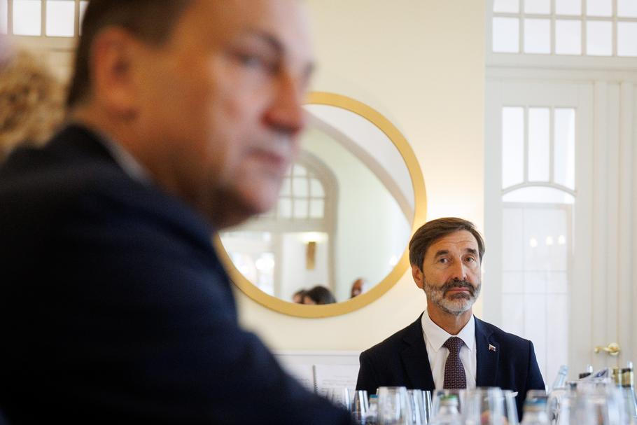 Radosław Sikorski během jednání V4. S Jurajem Blanárem se na Rusku neshodnou – Polsko ho vnímá jako zásadní bezpečnostní hrozbu, Slovensko chce vztahy s Moskvou normalizovat.