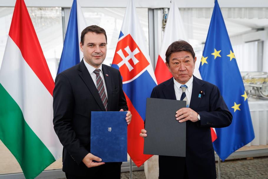 Macinka a japonský ministr zahraničí Motegi podepsali akční plán strategické spolupráce. Počítá s prohloubením spolupráce v ekonomice, ekonomické bezpečnosti a pokročilých technologiích včetně vesmíru a kvantových technologií.