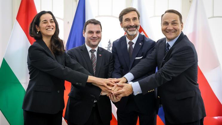 Anita Orbánová, Petr Macinka, Juraj Blanár a Radosław Sikorski během jednání V4. Rusko zůstává nejsilnějším tématem, které může V4 rozdělit. Přes některé rozdílné pohledy si ale ministři podali ruce a dali najevo, že společný stůl pro ně má smysl.