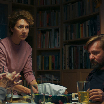 Simona Peková jako babička, Martha Issová v roli Mattyho matky a Petr Lněnička jako Lubor, její nový partner, v seriálu Filter.