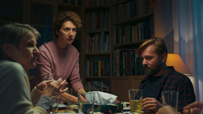 Simona Peková jako babička, Martha Issová v roli Mattyho matky a Petr Lněnička jako Lubor, její nový partner, v seriálu Filter.