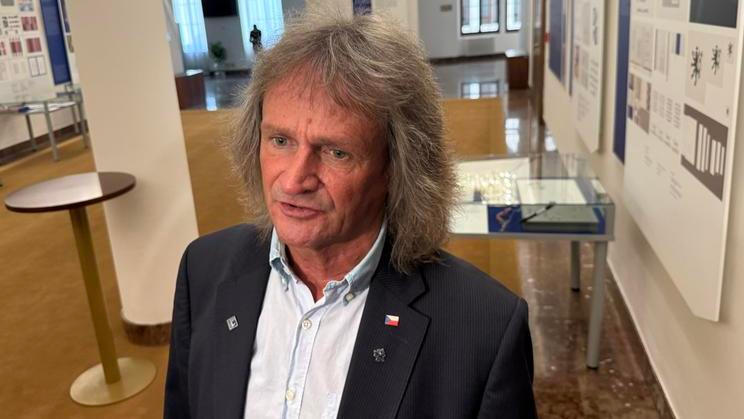 „Myslím si, že v současné době se dá seškrtat na 349 miliard korun,“ řekl ve středu k vládnímu návrhu rozpočtu na příští rok poslanec vládního hnutí SPD Miroslav Ševčík.