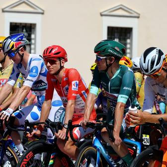 Slovinský cyklista Tadej Pogačar (v červeném) na Vueltě 2026