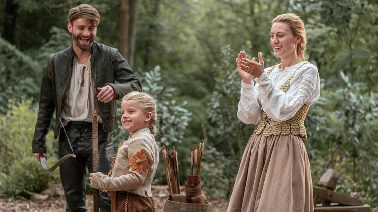 Z natáčení třetího filmu české fantasy trilogie s názvem Princ zakletý v čase. Marek Lambora hraje krále Jana, který už je otcem malé dcery Belly (Zuna Valihora), a Natália Germáni se opět proměnila v královnu Ellenu. 