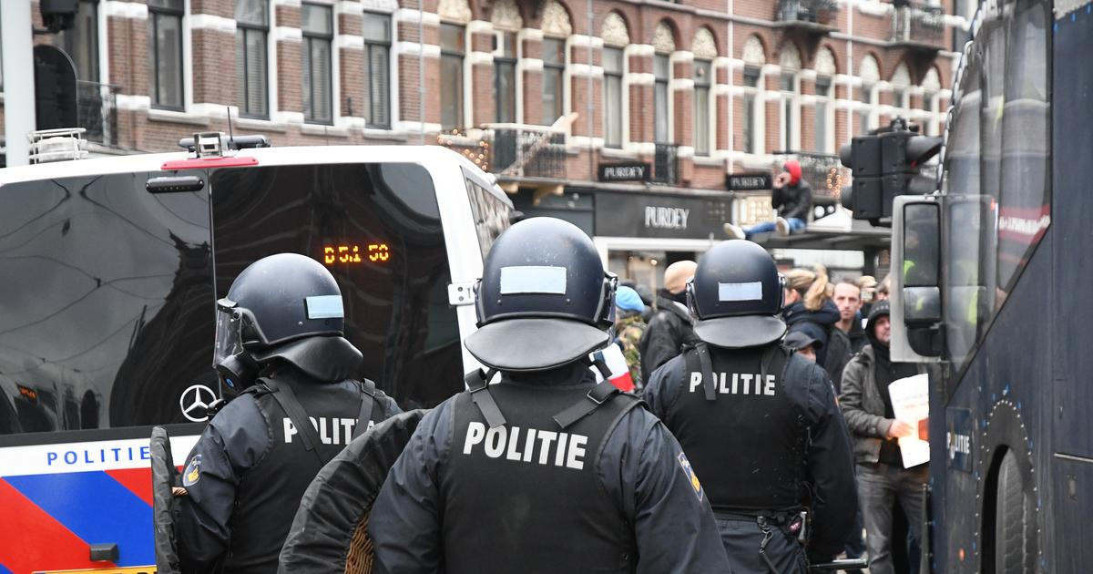 Zcela nevídaná úroveň násilí. Poklidnou zemi šokovala střelba ze samopalů na policii