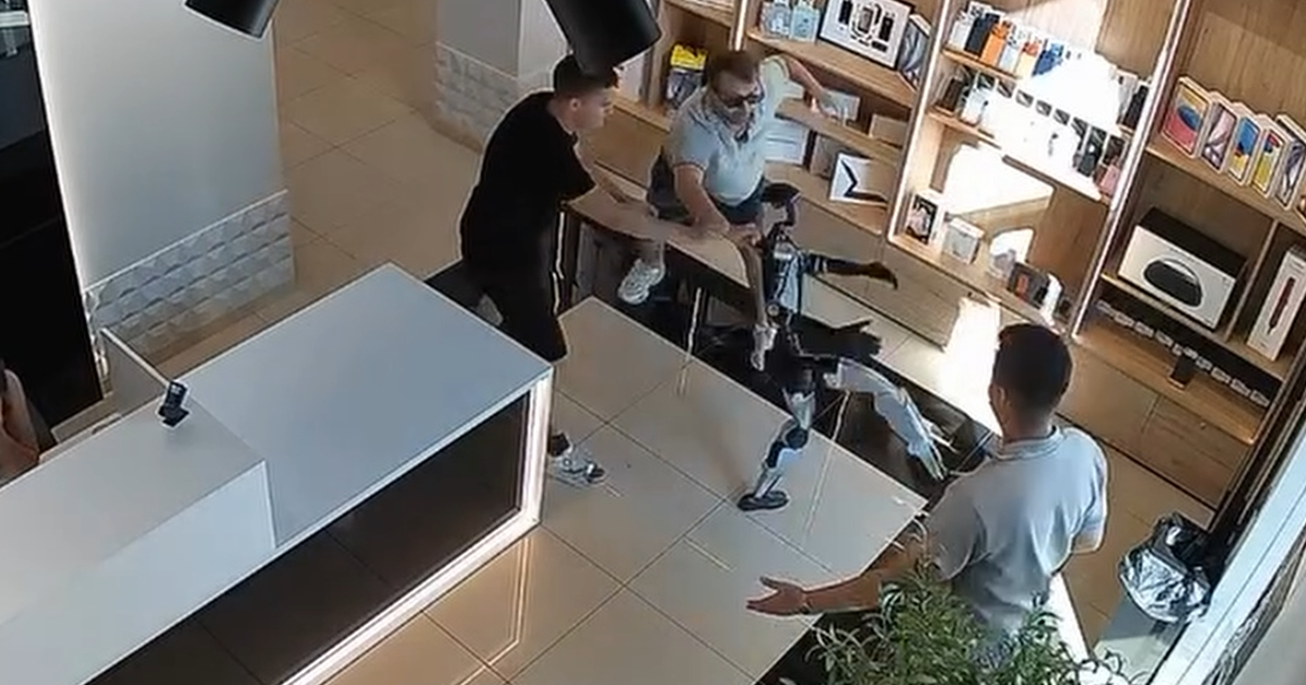Choval se jako opilý. Robot napadl zákazníka, rval se i s personálem