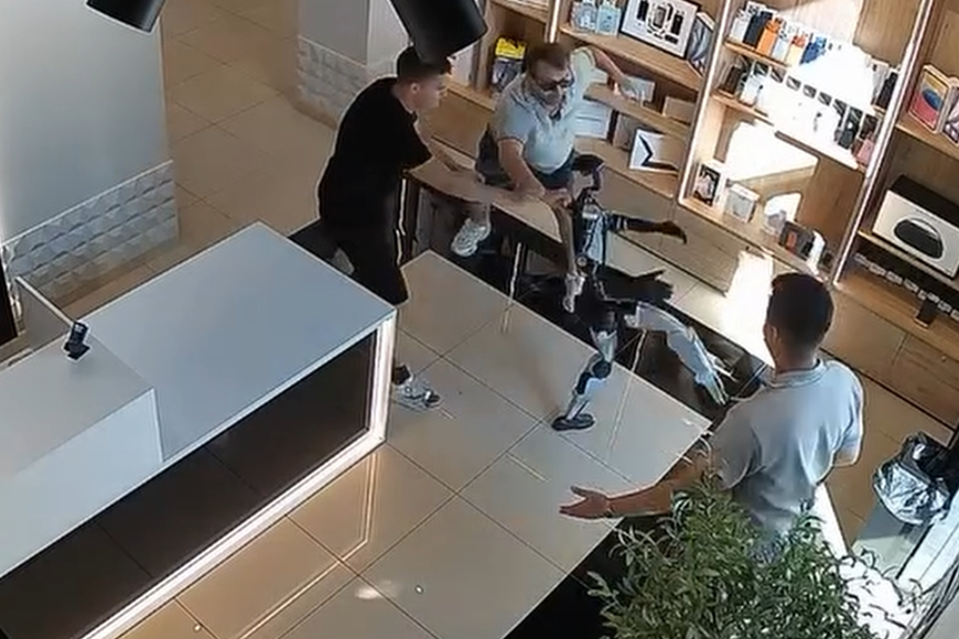 Choval se jako opilý. Robot napadl zákazníka, rval se i s personálem