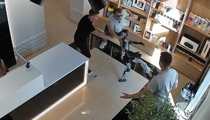 Robot Sjoma v souboji proti přesile.