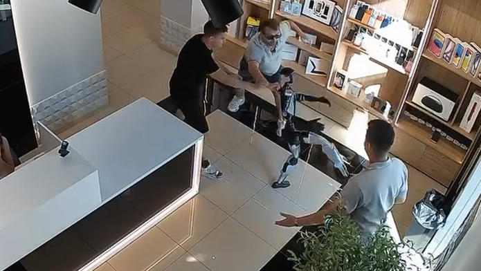 Robot Sjoma v souboji proti přesile.