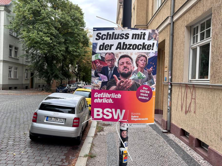 Levicově-populistické hnutí Sahry Wagenknechtové (BSW) v Sasku-Anhaltsku nejspíš neuspěje, odpor proti EU, současné německé vládě a pomoci Ukrajině napadené Ruskem je ale z plakátu dost zřejmý.