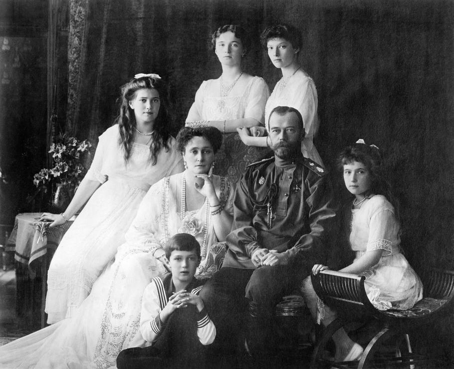 Ruský car Mikuláš II. s manželkou Alexandrou a jejich dětmi byli zavražděni v červenci 1918. Ruský car Mikuláš II. s manželkou Alexandrou a jejich dětmi byli popraveni v červenci 1918 a jejich ostatky byly pečlivě schovány. První hrob se podařilo odkrýt až v roce 1990, druhý dokonce až 2007.
