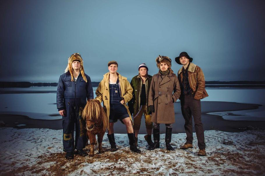 Finská country rocková kapela Steve 'n' Seagulls hraje bluegrassové verze známých hardrockových a metalových písní.
